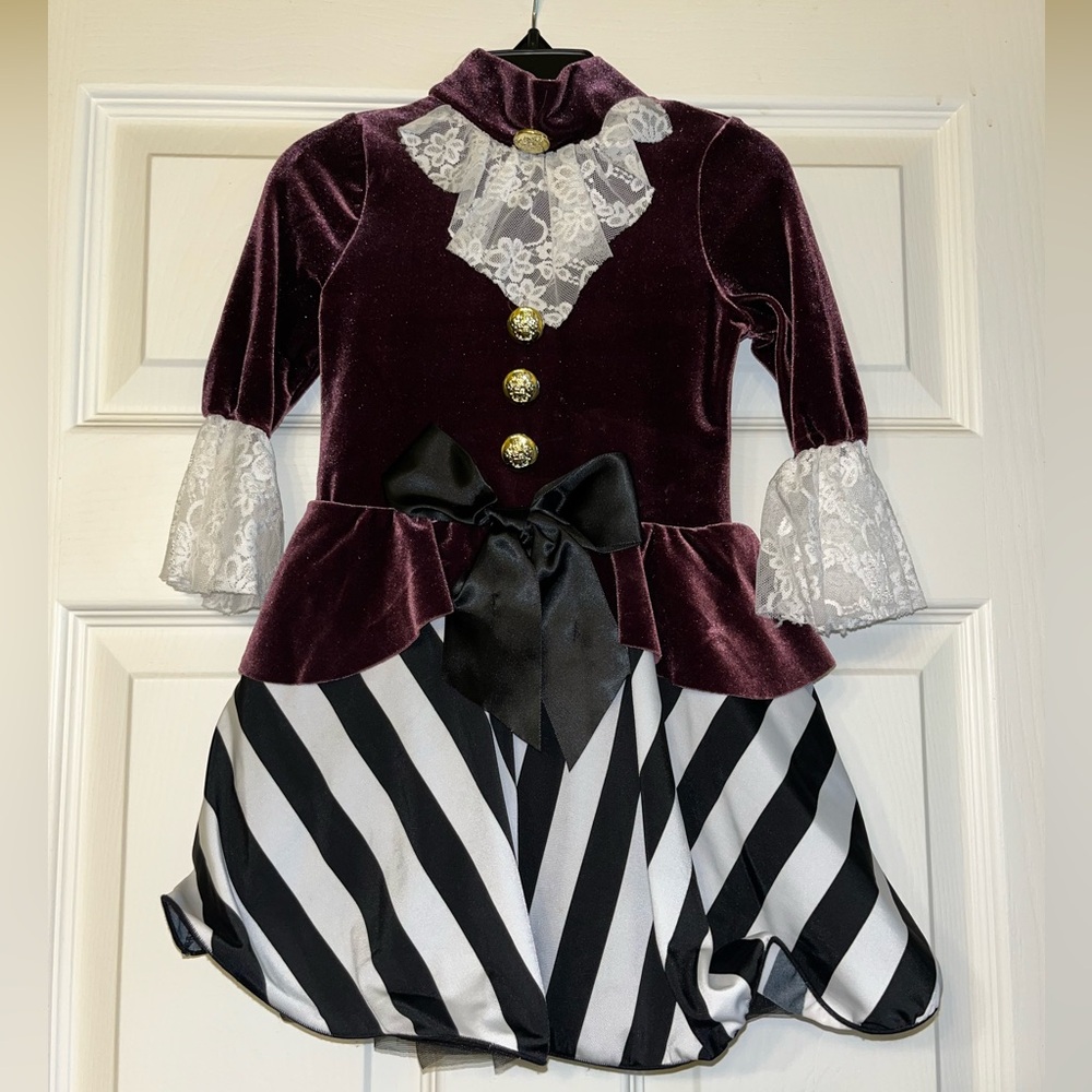 Girls size 4/5 pirate costume with hat